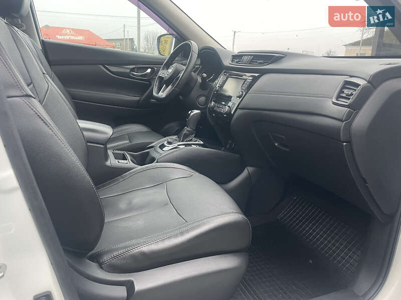 Внедорожник / Кроссовер Nissan Rogue 2017 в Лубнах