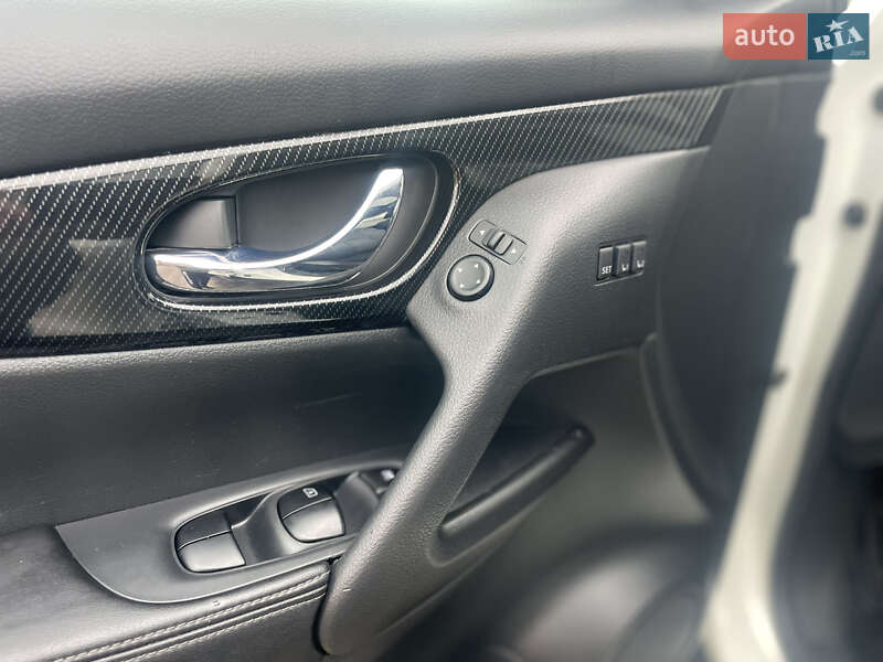 Внедорожник / Кроссовер Nissan Rogue 2017 в Лубнах