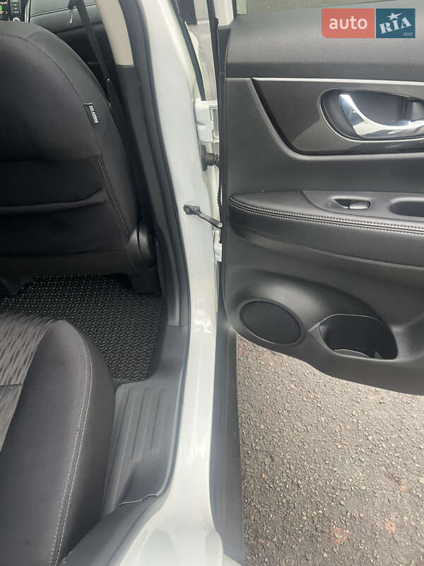 Внедорожник / Кроссовер Nissan Rogue 2018 в Ромнах