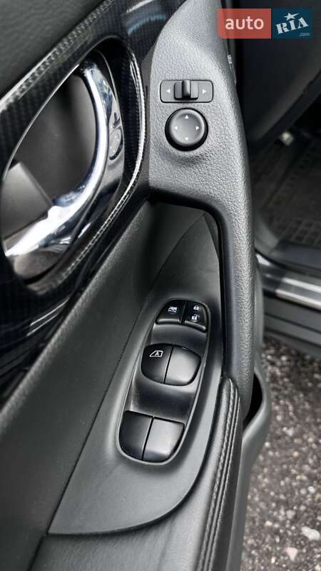 Внедорожник / Кроссовер Nissan Rogue 2017 в Харькове