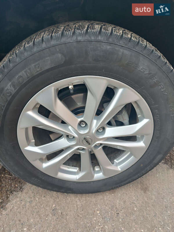 Позашляховик / Кросовер Nissan Rogue 2016 в Лубнах