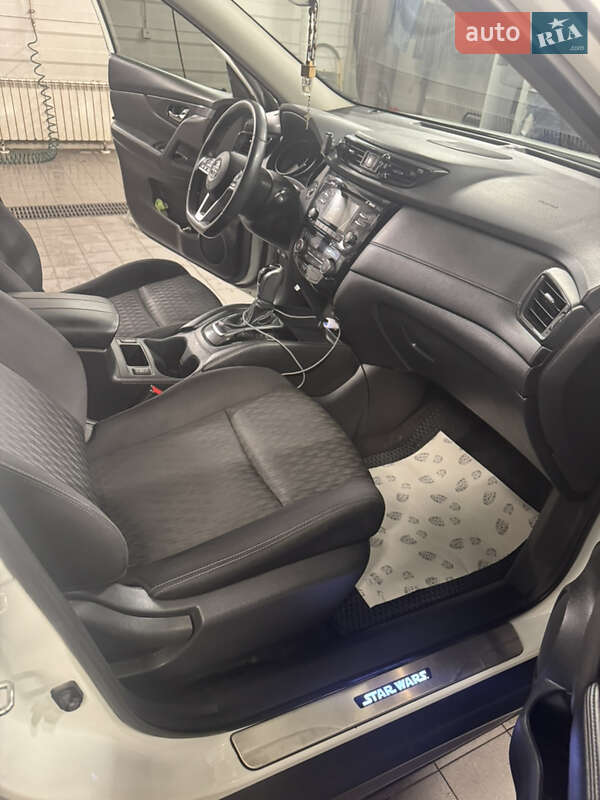 Внедорожник / Кроссовер Nissan Rogue 2016 в Мостиске