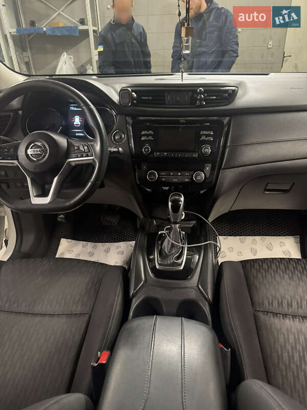 Внедорожник / Кроссовер Nissan Rogue 2016 в Мостиске