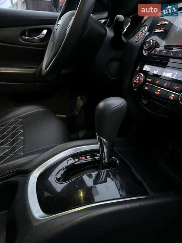 Внедорожник / Кроссовер Nissan Rogue 2016 в Львове