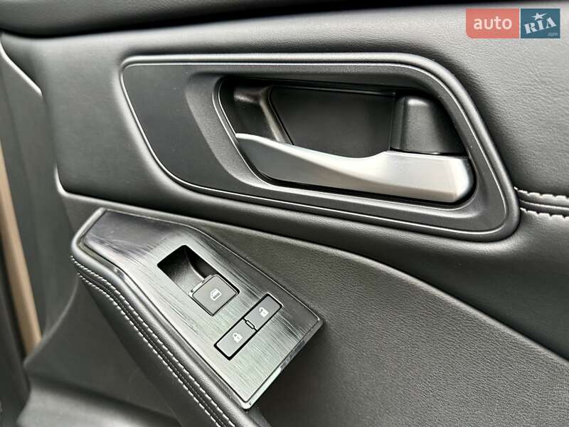 Позашляховик / Кросовер Nissan Rogue 2024 в Тернополі