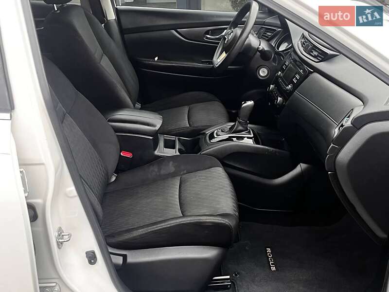 Внедорожник / Кроссовер Nissan Rogue 2017 в Луцке