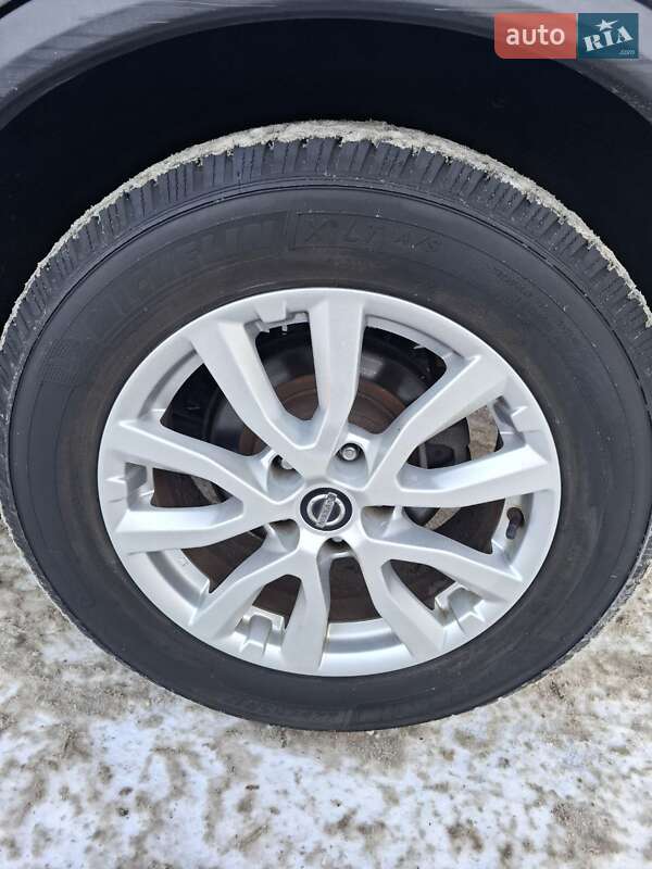 Внедорожник / Кроссовер Nissan Rogue 2016 в Вишневом