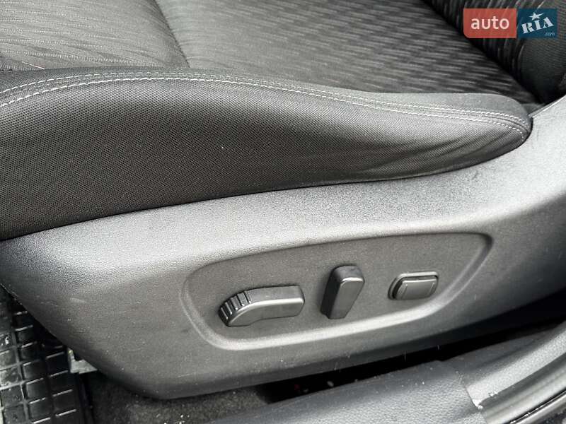 Внедорожник / Кроссовер Nissan Rogue 2016 в Киеве