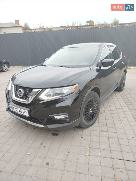 Внедорожник / Кроссовер Nissan Rogue 2017 в Сарнах