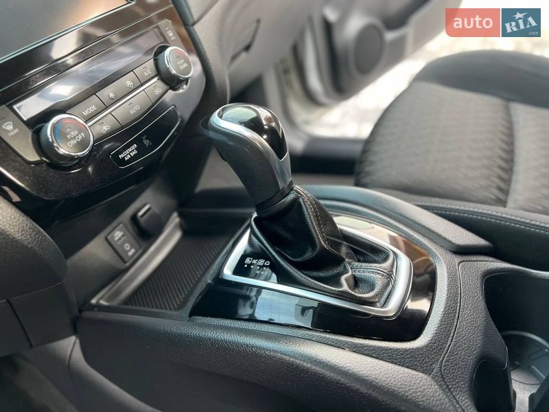 Внедорожник / Кроссовер Nissan Rogue 2017 в Хмельницком