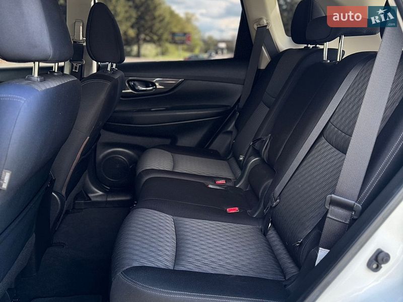 Внедорожник / Кроссовер Nissan Rogue 2017 в Дубно