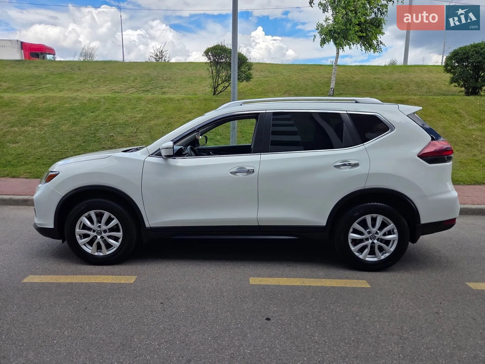 2019 Nissan Rogue - мініатюра 2