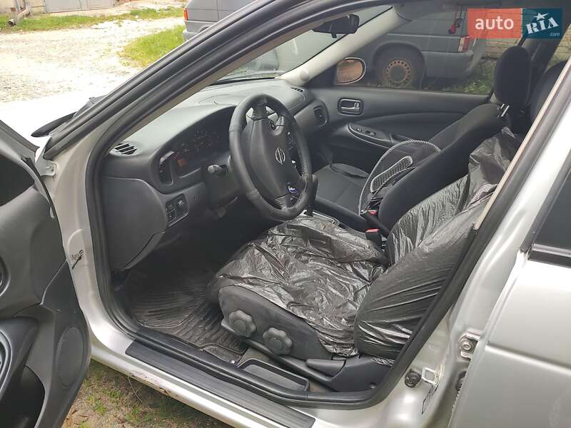Седан Nissan Sentra 2006 в Львові