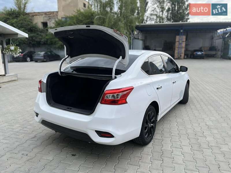 Седан Nissan Sentra 2017 в Ужгороде