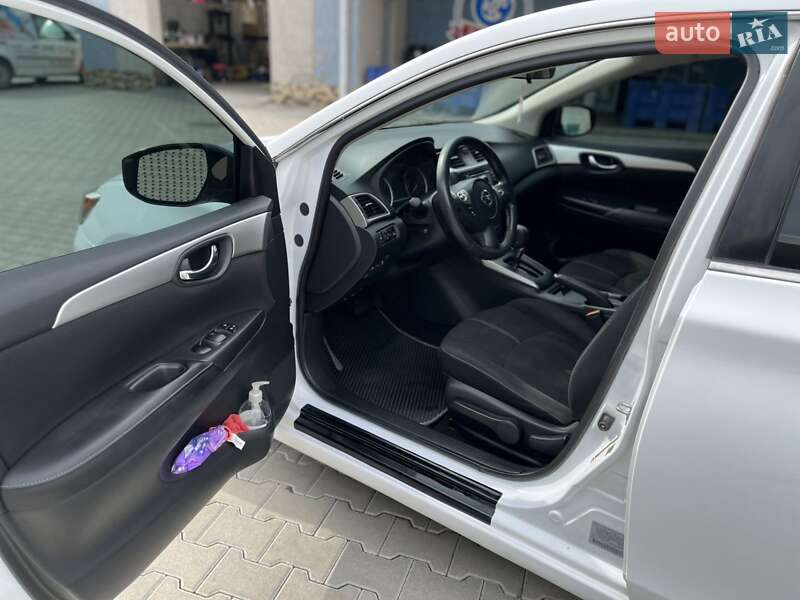 Седан Nissan Sentra 2017 в Ужгороде