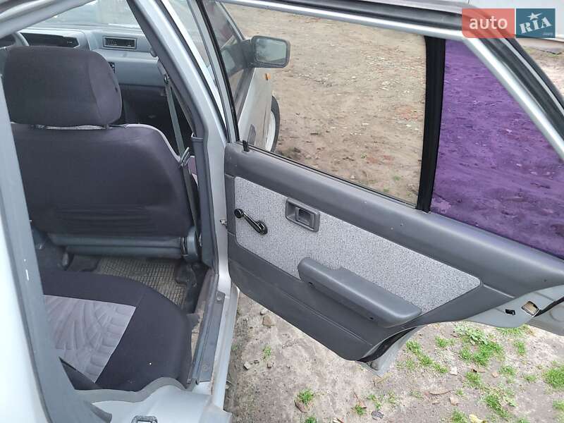 Седан Nissan Sunny 1988 в Краснокутську