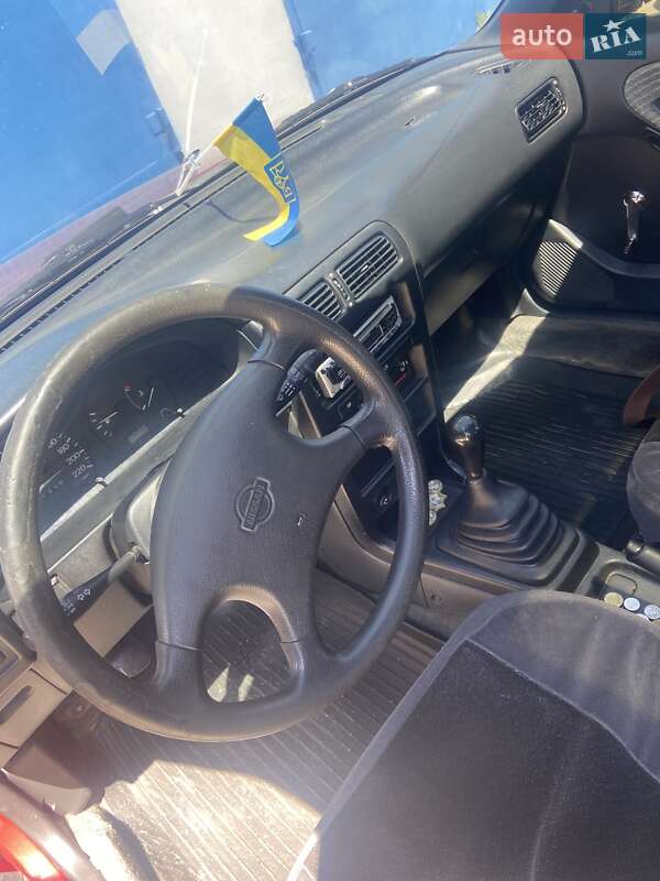 Седан Nissan Sunny 1993 в Черноморске