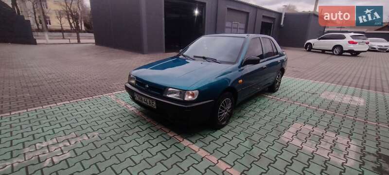 Седан Nissan Sunny 1995 в Каменском