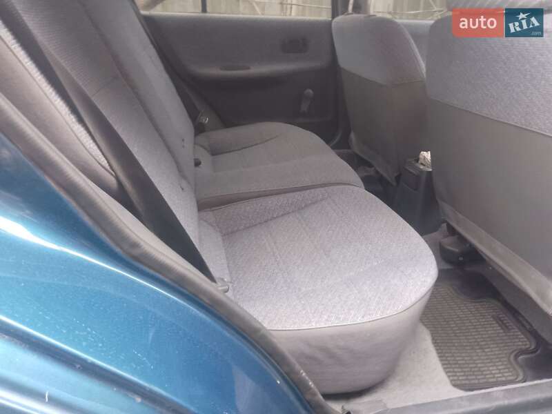 Седан Nissan Sunny 1995 в Кропивницькому