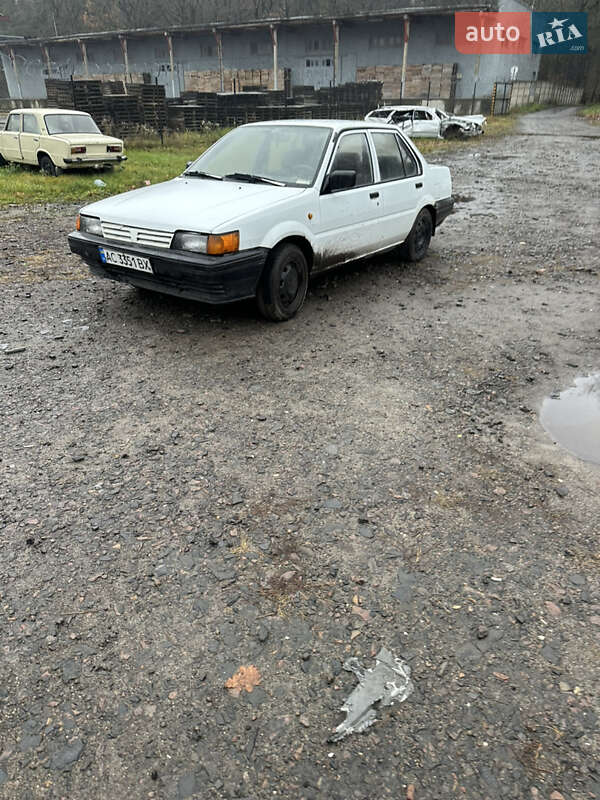 Седан Nissan Sunny 1989 в Луцке