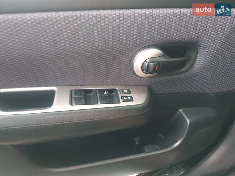 Хэтчбек Nissan TIIDA 2008 в Львове