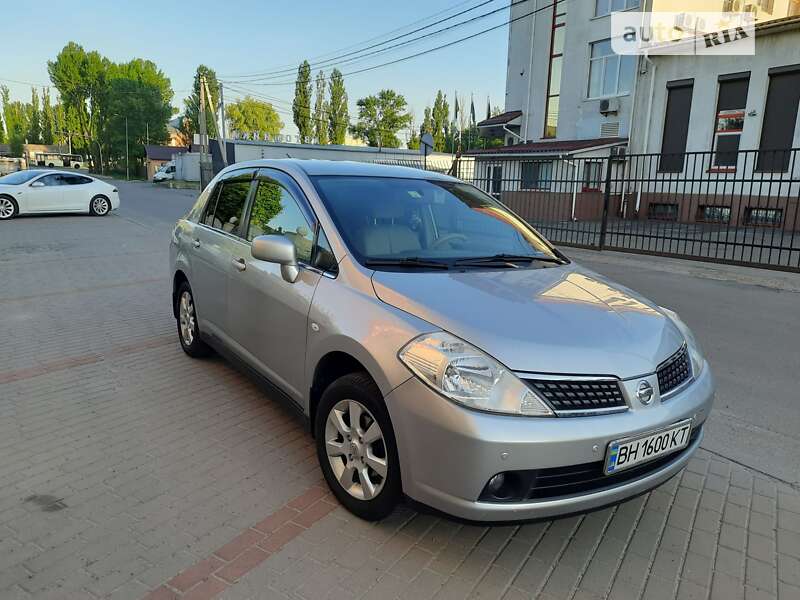 Седан Nissan TIIDA 2008 в Киеве