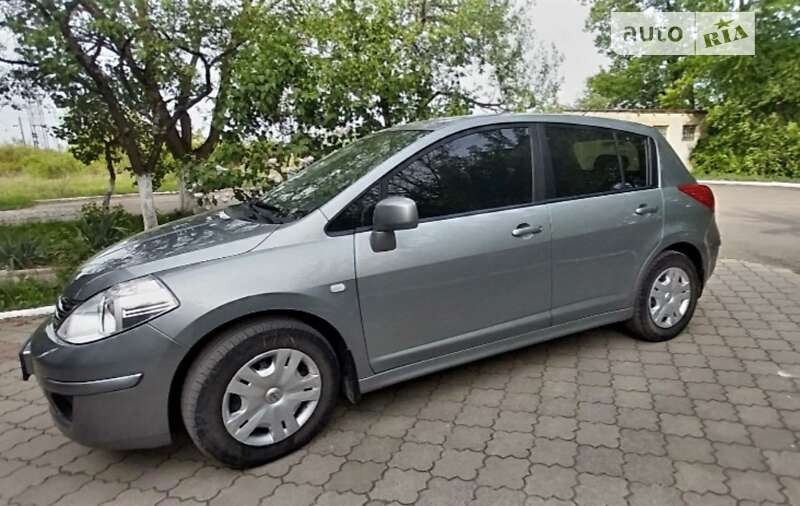 Nissan TIIDA 2011