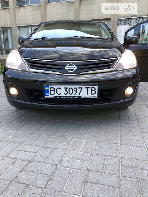 Хэтчбек Nissan TIIDA 2011 в Львове