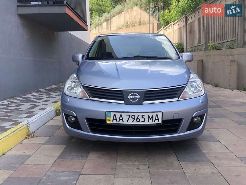 Хэтчбек Nissan TIIDA 2011 в Обухове