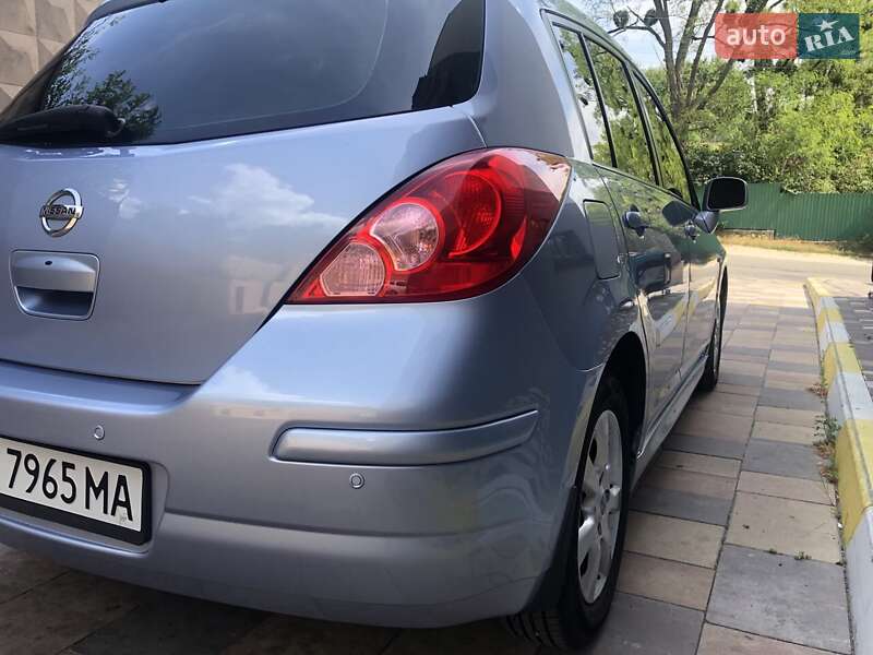 Хэтчбек Nissan TIIDA 2011 в Обухове