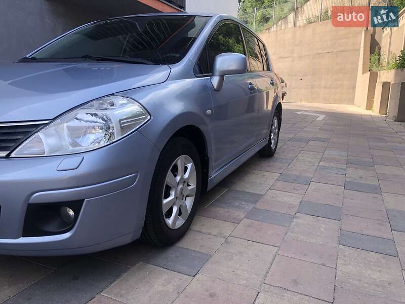 Хэтчбек Nissan TIIDA 2011 в Обухове