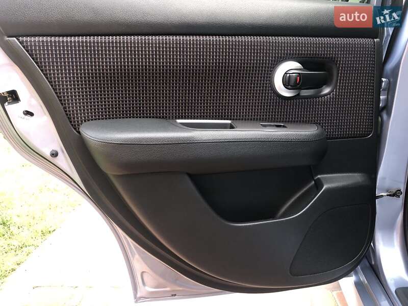 Хэтчбек Nissan TIIDA 2011 в Обухове