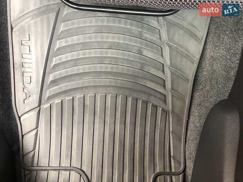 Хэтчбек Nissan TIIDA 2011 в Обухове