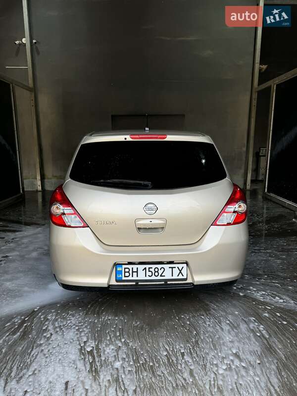 Хетчбек Nissan TIIDA 2012 в Рені