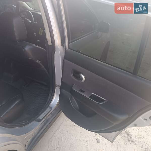 Хэтчбек Nissan TIIDA 2008 в Львове