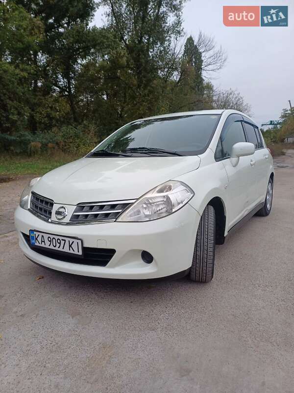 Хэтчбек Nissan TIIDA 2012 в 