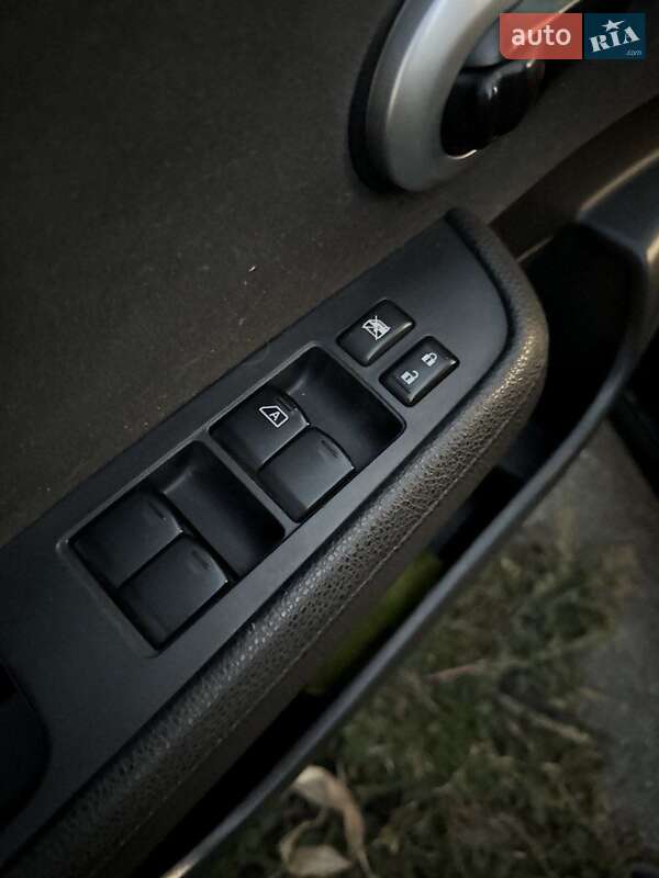 Хетчбек Nissan TIIDA 2012 в Кам'янському