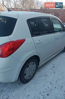 Хэтчбек Nissan TIIDA 2010 в Городке