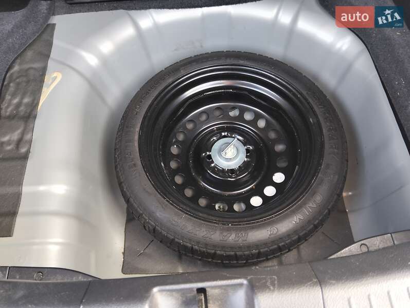 Хетчбек Nissan TIIDA 2012 в Івано-Франківську