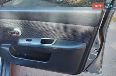 Хетчбек Nissan TIIDA 2011 в 