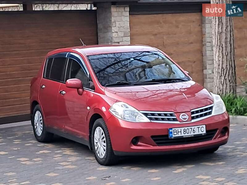 Хэтчбек Nissan TIIDA 2012 в 