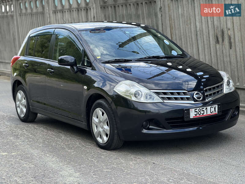 Nissan TIIDA 2011