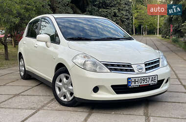 Хетчбек Nissan TIIDA 2011 в 