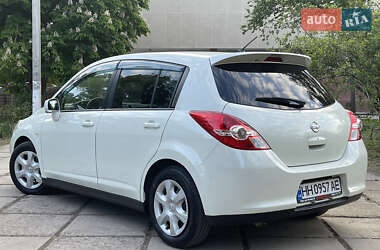 Хетчбек Nissan TIIDA 2011 в 