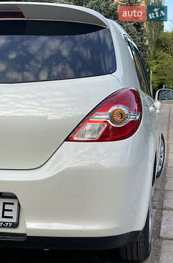 Хетчбек Nissan TIIDA 2011 в 