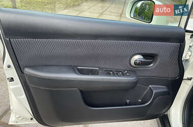 Хетчбек Nissan TIIDA 2011 в 