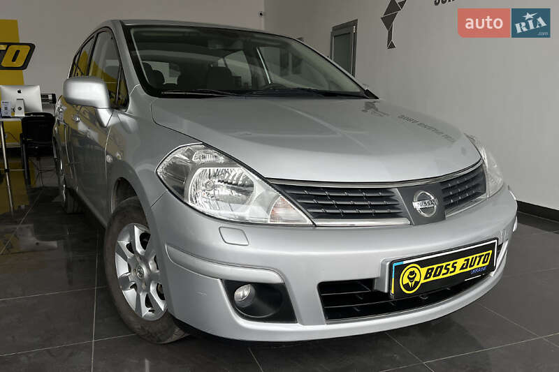 Хетчбек Nissan TIIDA 2010 в 