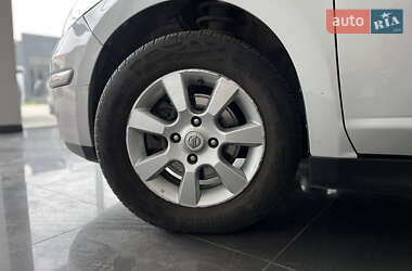 Хетчбек Nissan TIIDA 2010 в 
