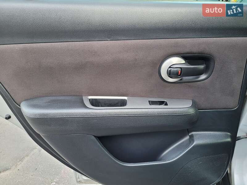 Хэтчбек Nissan TIIDA 2010 в Одессе