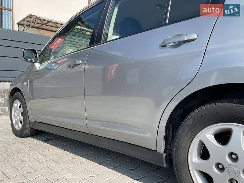 Хетчбек Nissan TIIDA 2009 в Рокитному